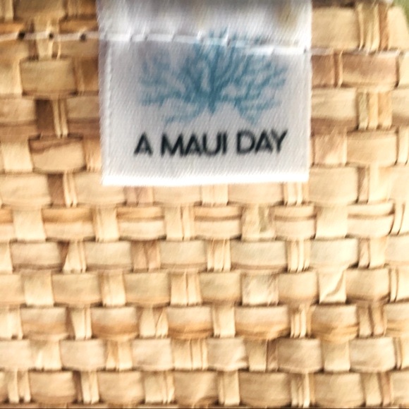 A Maui Day Raffia and Cotton Wristlet or Clutch Gold with White Coral He… - Picture 5 of 7